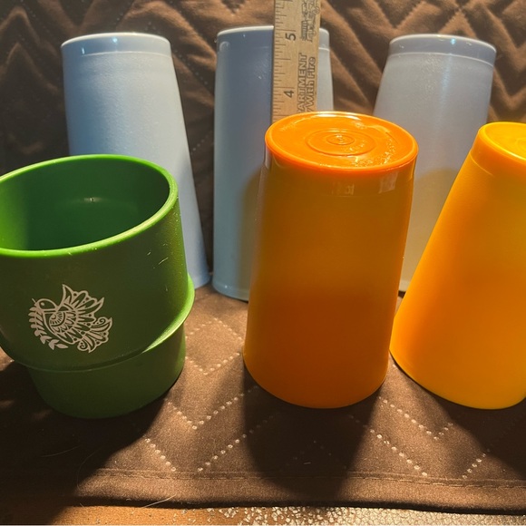 Assorted Tupperware pieces. Cups, canister with lid, serving dish with lid - Picture 7 of 7